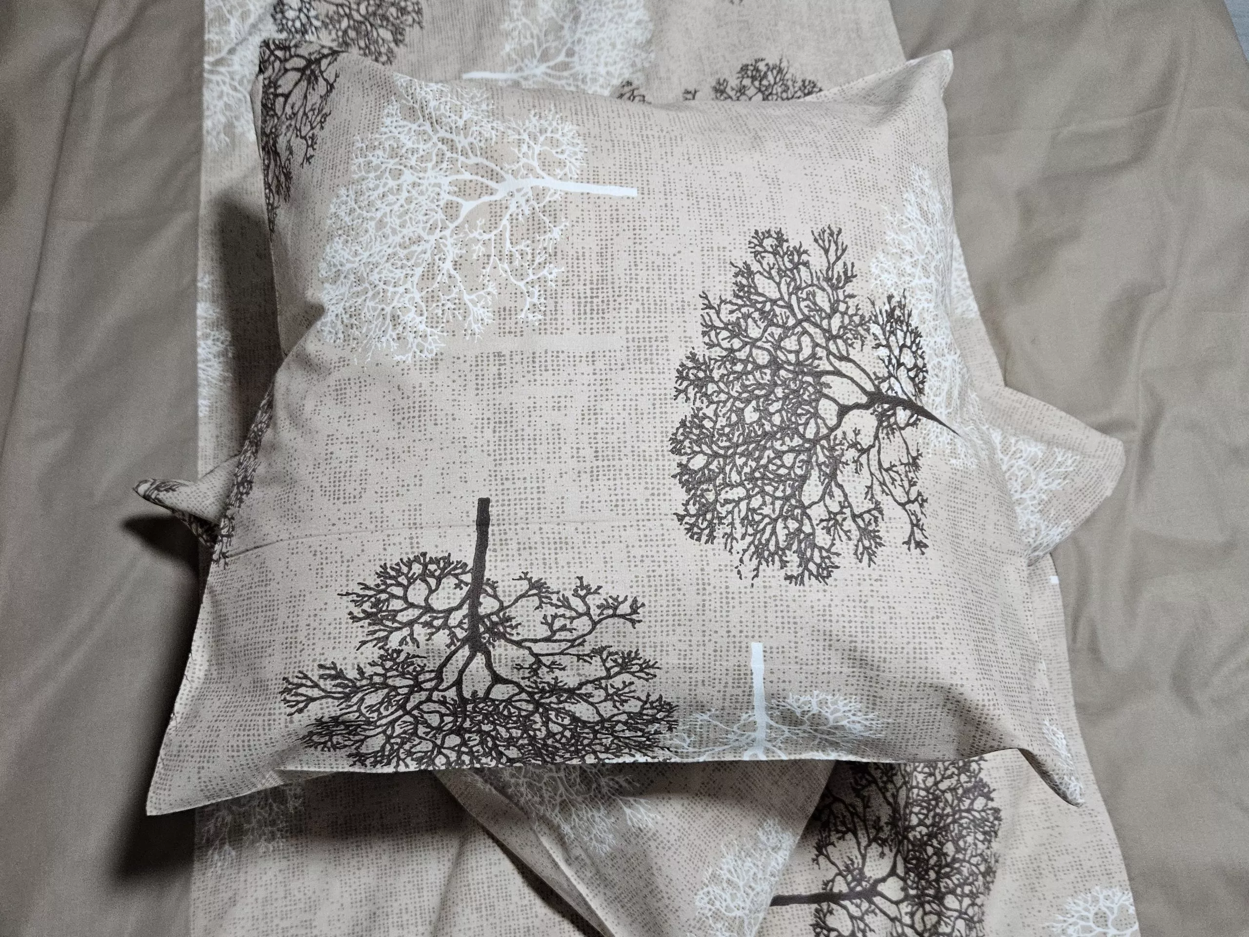 Lenjerie de pat maro cafeniu, 6 piese, model copaci, 100% bumbac ranforce Lenjerie de pat maro cafeniu, 6 piese, model copaci, 100% bumbac ranforce