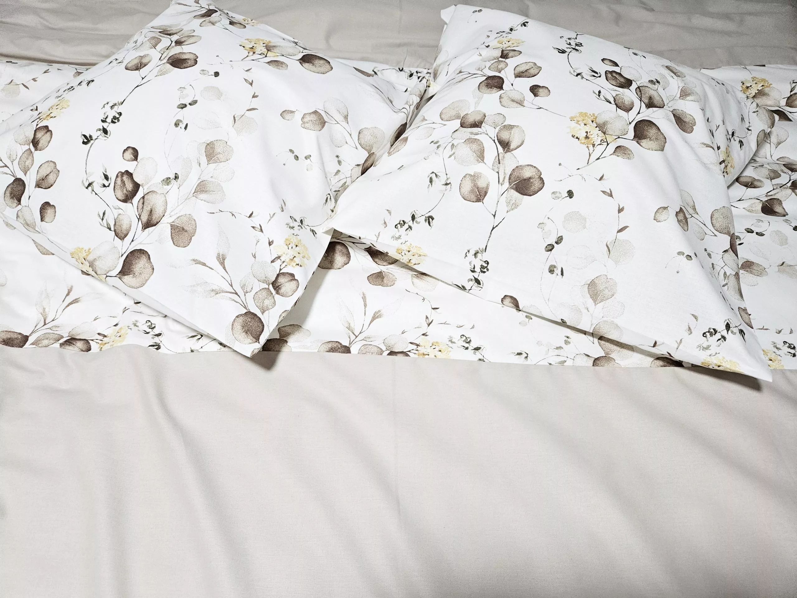 Lenjerie de pat crem, 6 piese, cearsaf 240/260 ,100% bumbac ranforce, model floral Lenjerie de pat crem, 6 piese, cearsaf 240/260 ,100% bumbac ranforce, model floral