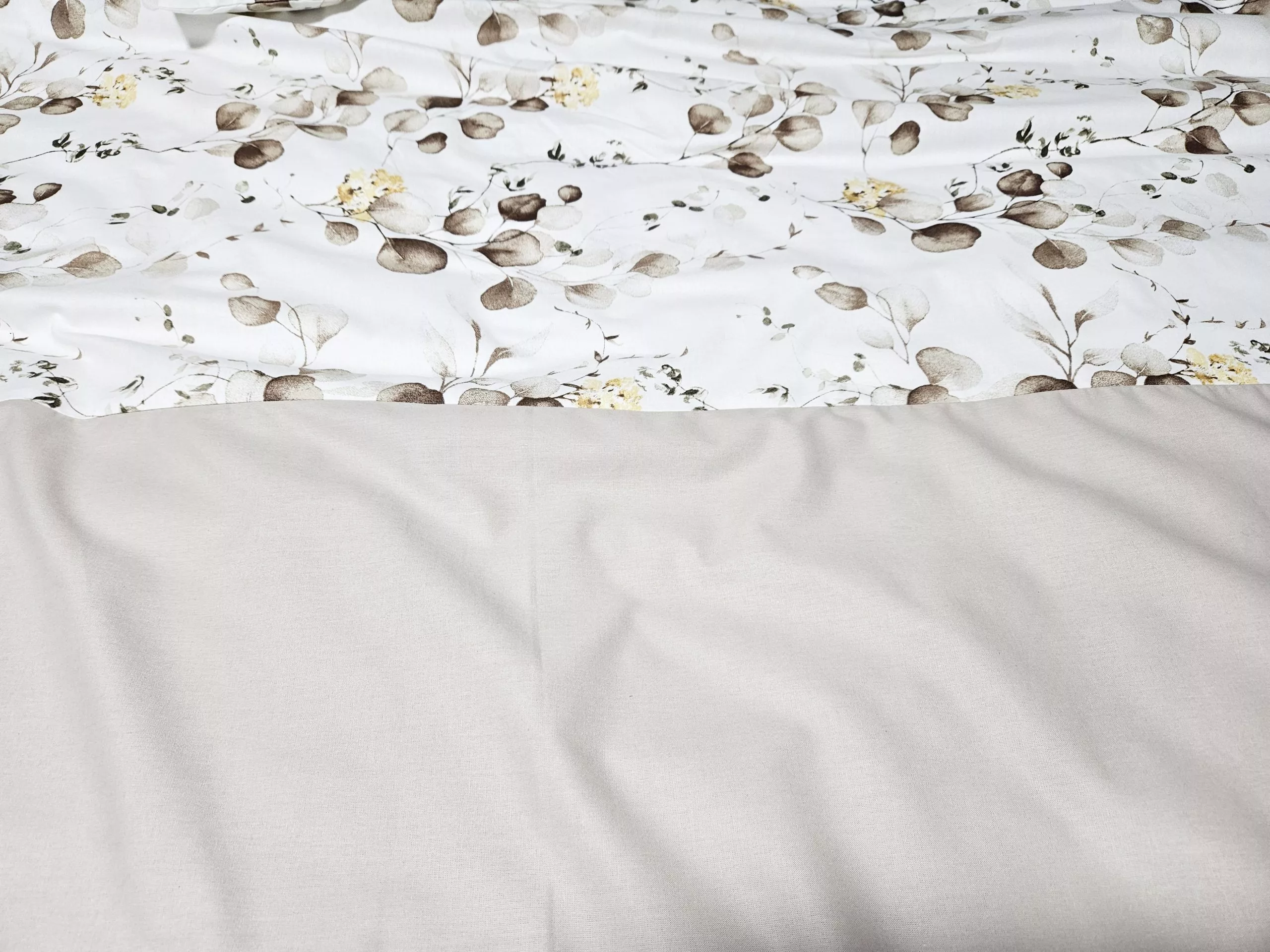 Lenjerie de pat crem, 6 piese, cearsaf 240/260 ,100% bumbac ranforce, model floral Lenjerie de pat crem, 6 piese, cearsaf 240/260 ,100% bumbac ranforce, model floral