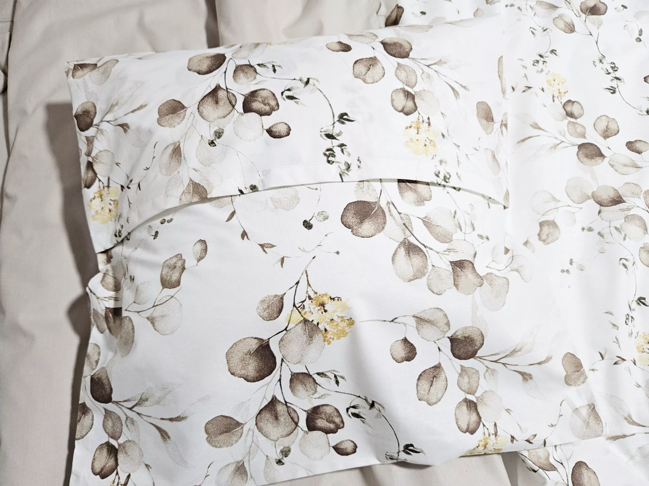 Lenjerie de pat crem, 6 piese, cearsaf 240/260 ,100% bumbac ranforce, model floral Lenjerie de pat crem, 6 piese, cearsaf 240/260 ,100% bumbac ranforce, model floral