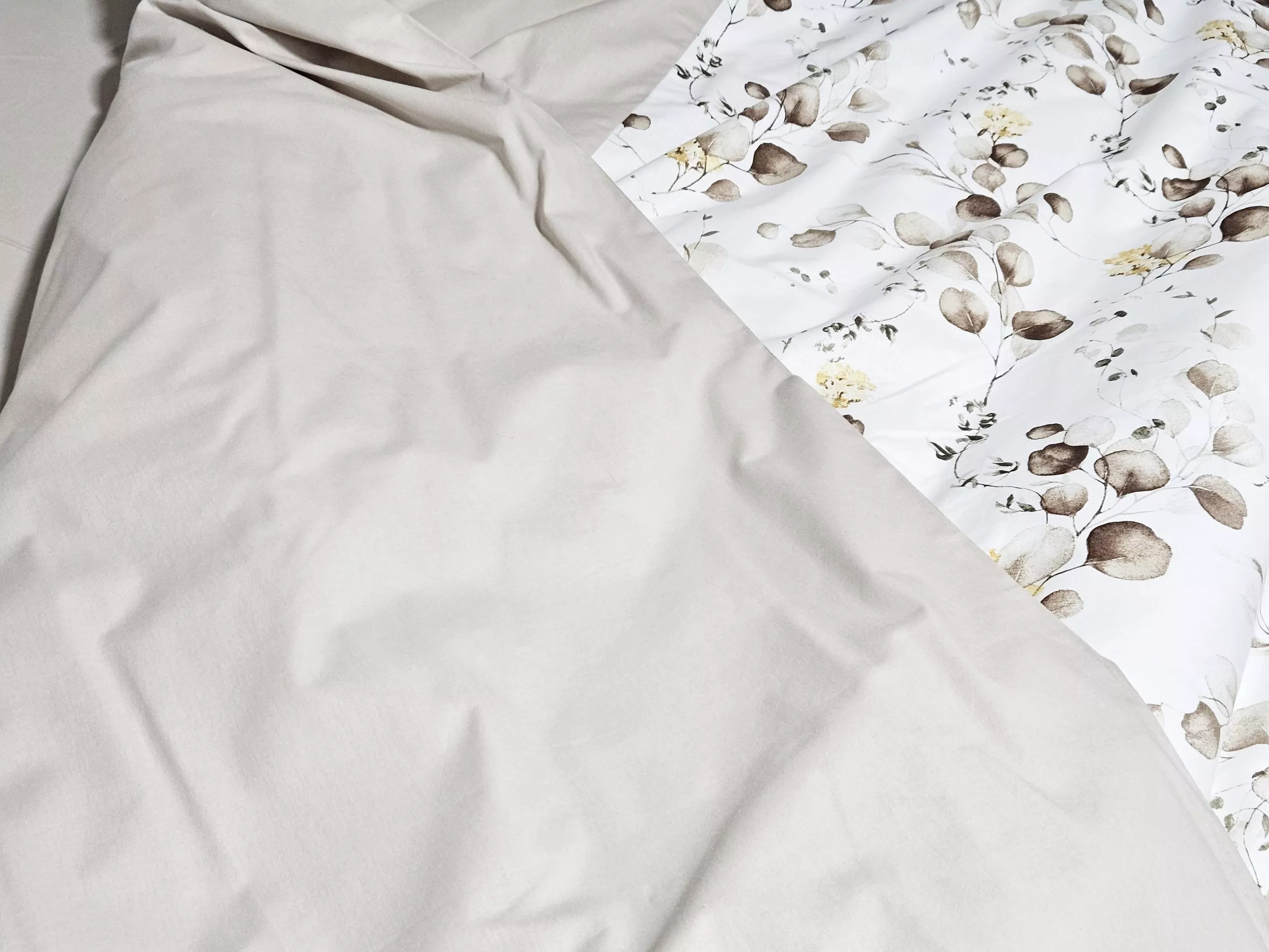 Lenjerie de pat crem, 6 piese, cearsaf 240/260 ,100% bumbac ranforce, model floral Lenjerie de pat crem, 6 piese, cearsaf 240/260 ,100% bumbac ranforce, model floral